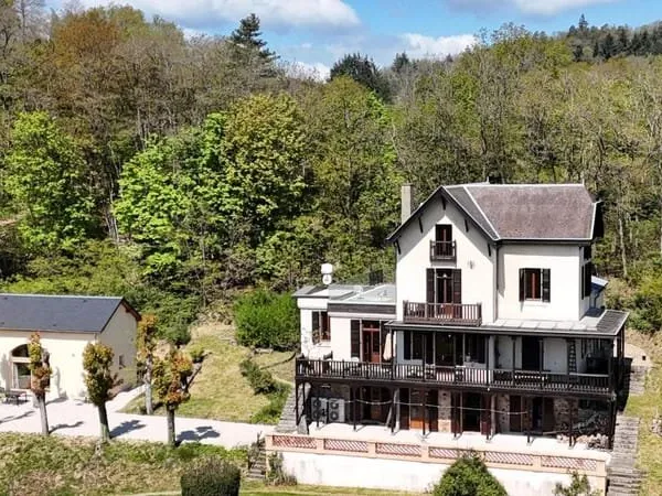 Propriété de 315 m² avec vue dégagée sur 1,67 ha de terrain avec piscine et maison d'amis