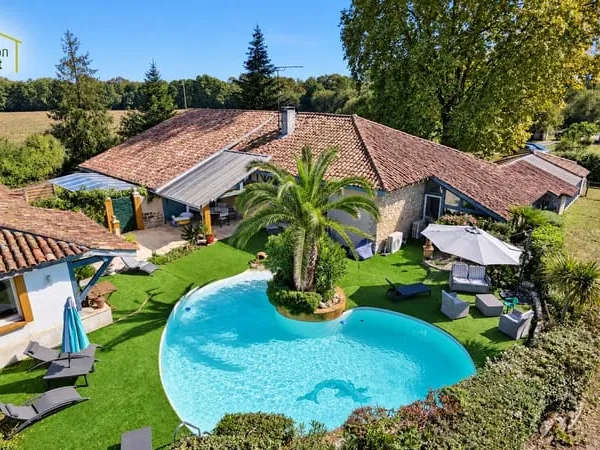 Ensemble immobilier d'exception de 380 m² hab. , piscine, dépendances et revenus locatifs