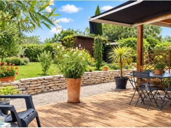 Pavillon vue sur montagnes, cuisine, séjour, 3 chambres, carports.