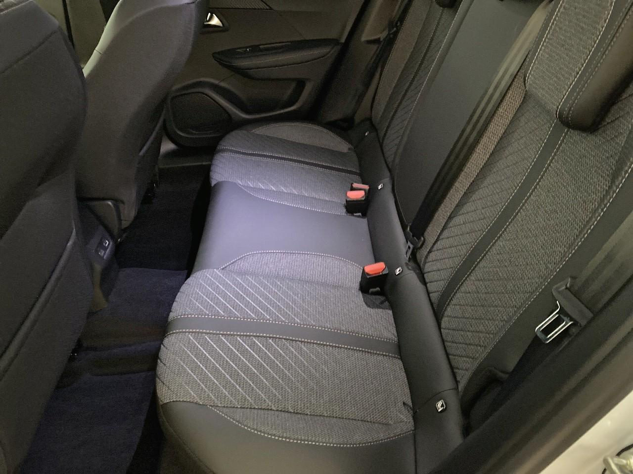 Peugeot 2008 hybrid 145 ch e-dcs6 allure — photo 10