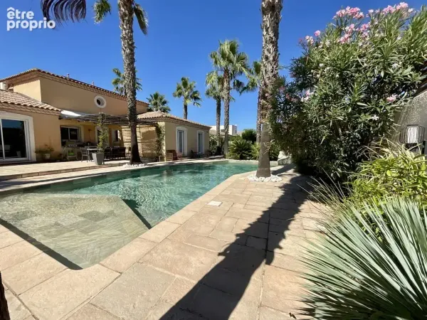 Villa de charme avec piscine, jardin paysager, double garage et prestations premium