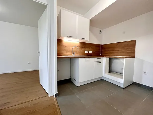 Appartement 2 pièces avec balcon + parking proche gare - 240 000