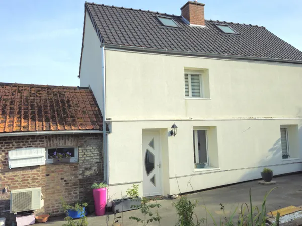 Maison individuelle deux chambres, avec terrain et grande dépendance