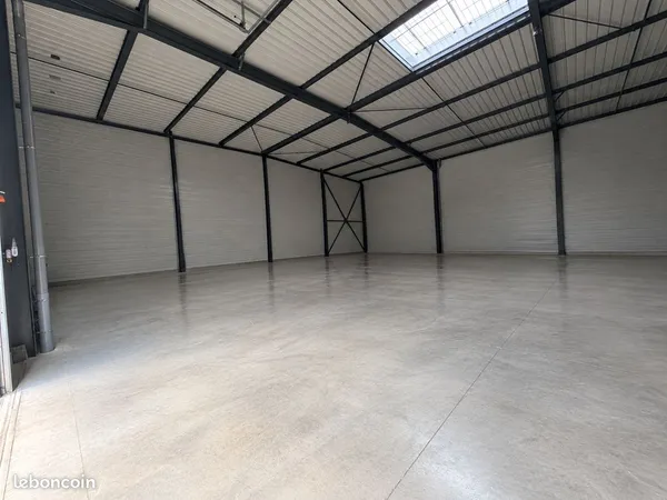 Local professionnel / Dépôt à louer