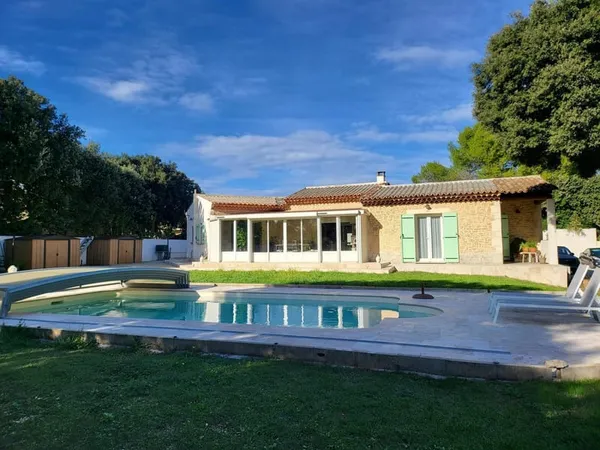 Maison de plain-pied, grande pièce de vie, 2 chambre, véranda, piscine 1600 m² de terrain