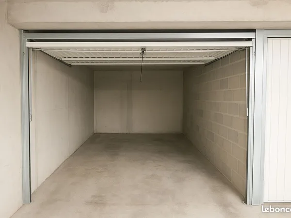 Box fermé 15 m² - sécurisé - Rouet / Périer - 120 charges comprises