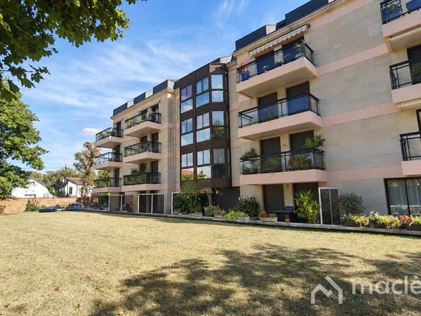 Beau studio avec terrasse, parking et cave proche du Lac d'E