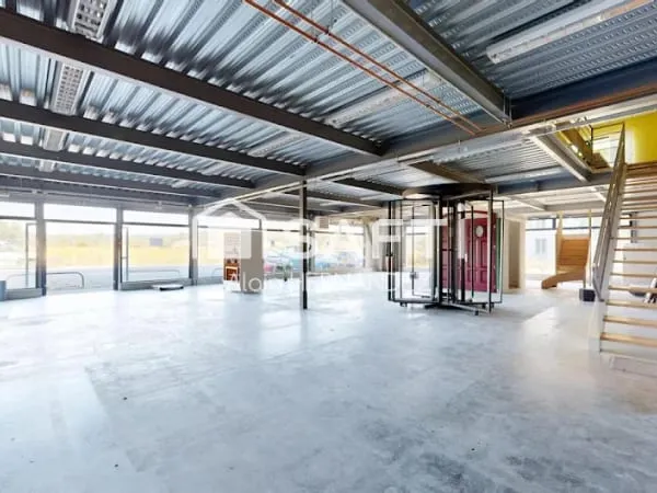 Local 12 pièces 1153 m²