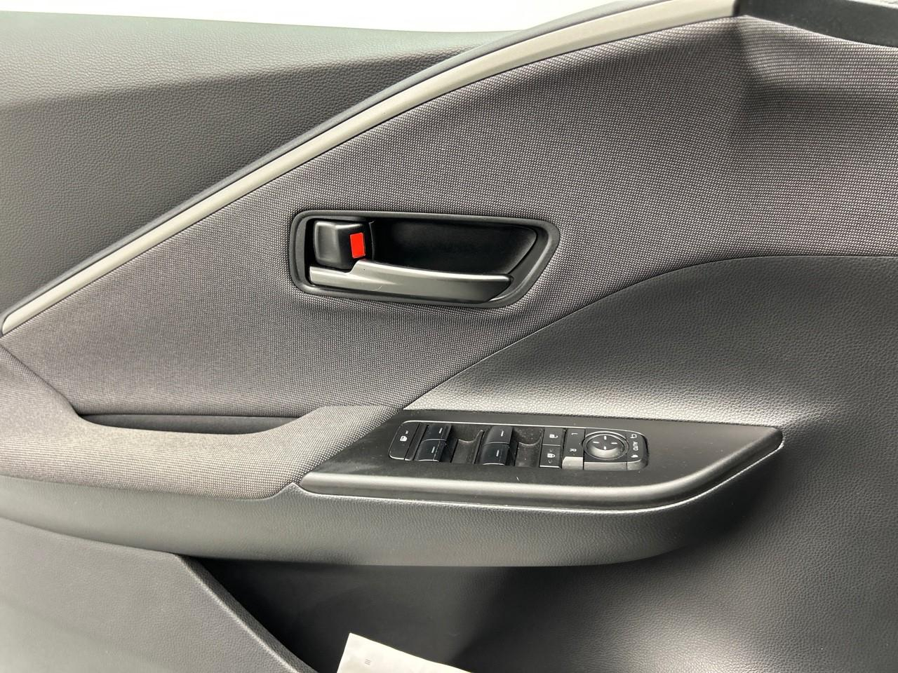Toyota C-Hr hybride 140 design — photo 29