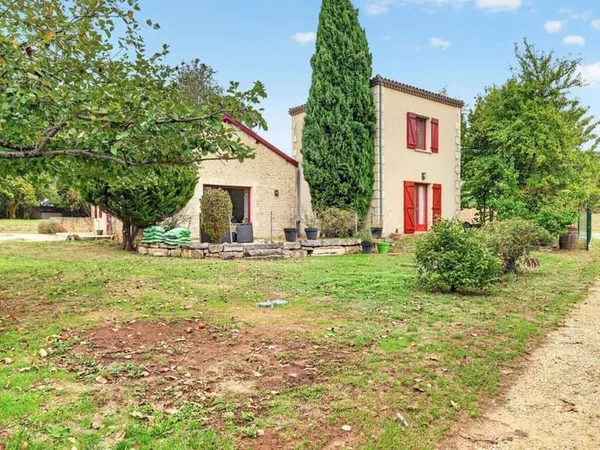 Séjour cathédrale, pierre et jardin : maison avec séchoir à Veyrines-de-Vergt