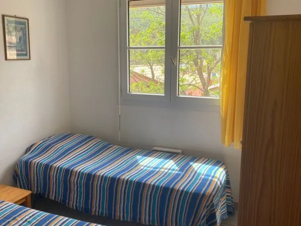 Septembre à Juin Joli F3 meublé piscine, tennis bord Crique