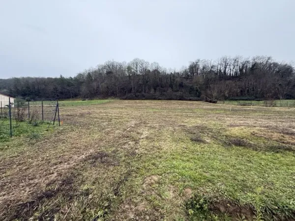 Terrain 737 m²