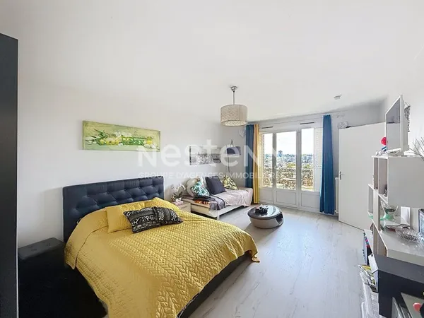 Grand studio en dernier étage avec balcon - 69500 BRON