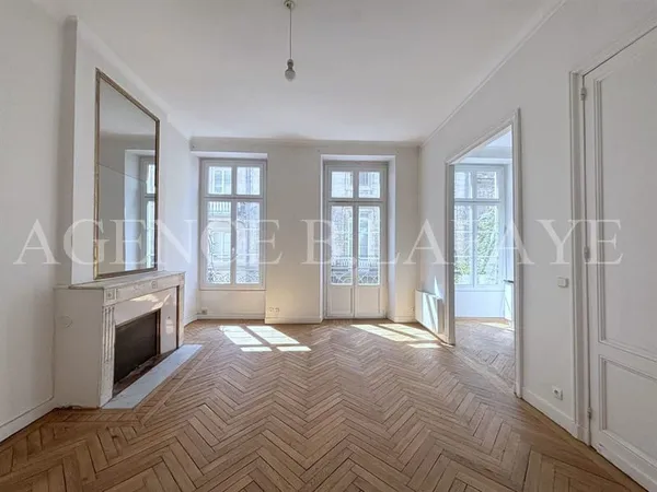BEL APPARTEMENT AVEC BALCON