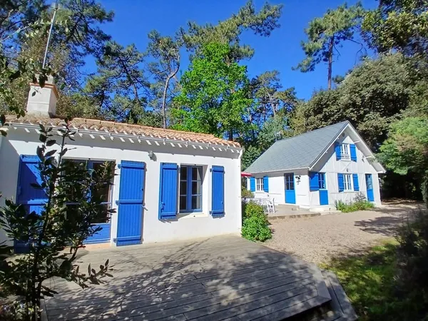 AU COEUR DU BOIS DE LA CHAISE - A 200m DE LA PLAGE - CHARMAN
