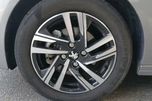 Peugeot 208 puretech 100 s&amp;s bvm6 — photo 12