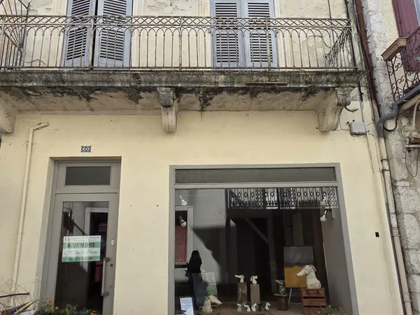 IMMEUBLE DE CARACTÈRE AVEC LOCAL COMMERCIAL, LOGEMENTS ET FO