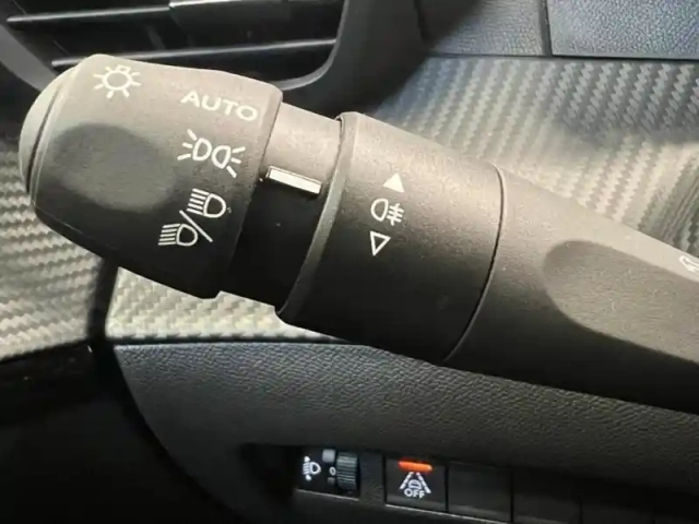Peugeot 208 e- 136ch allure pack — photo 12