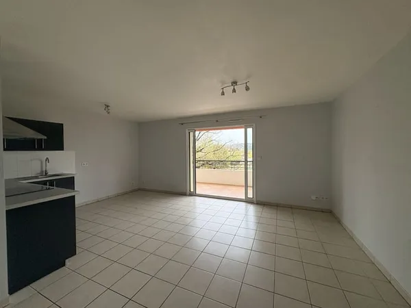 BEAU T2 AVEC BALCON ET STATIONNEMENT