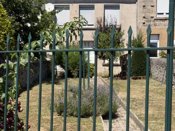 ST DIDIER EN VELAY (43) MAISON DE VILLAGE AVEC 2 APPARTS + JARDIN