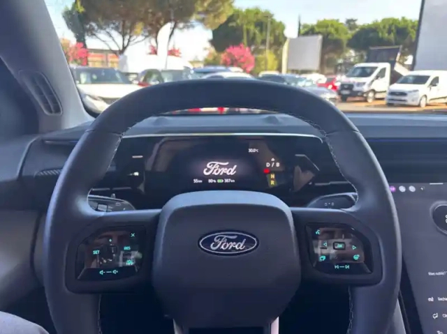 Ford Explorer 170ch standard range 52kwh pack premium rwd — photo 7
