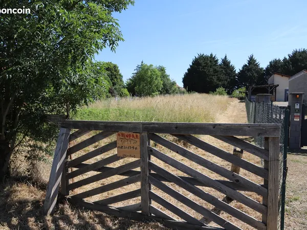Terrain constructible dans un village chaleureux proche autoroute