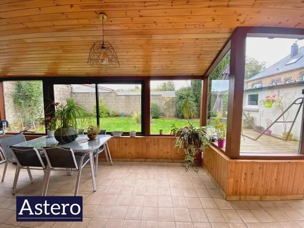 Le charme d'une maison familiale avec véranda, terrasse et garage à Rostrenen !