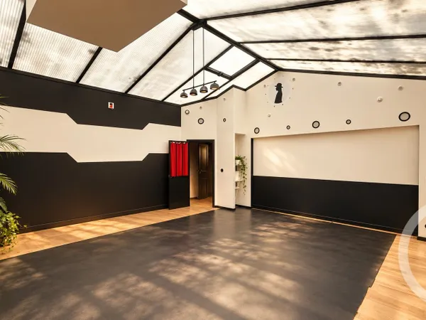 Local commercial 1 pièce 103 m²