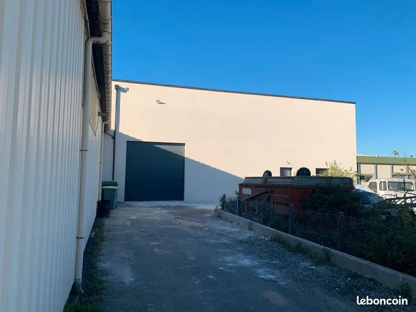 Entrepôt de 300 m2 à Saran