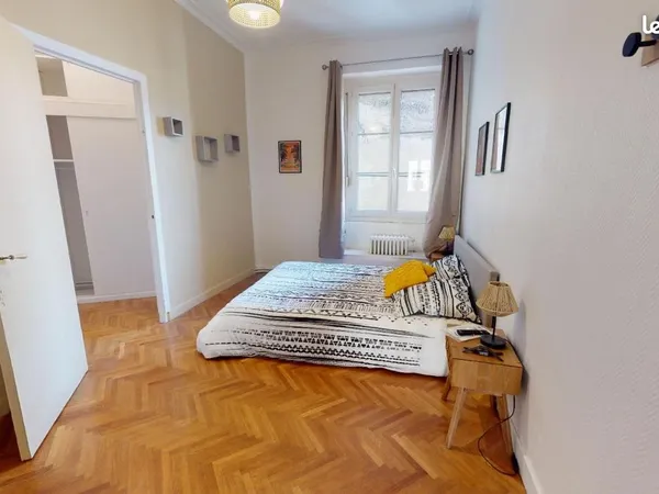 Chambre 5 pièces 110 m²