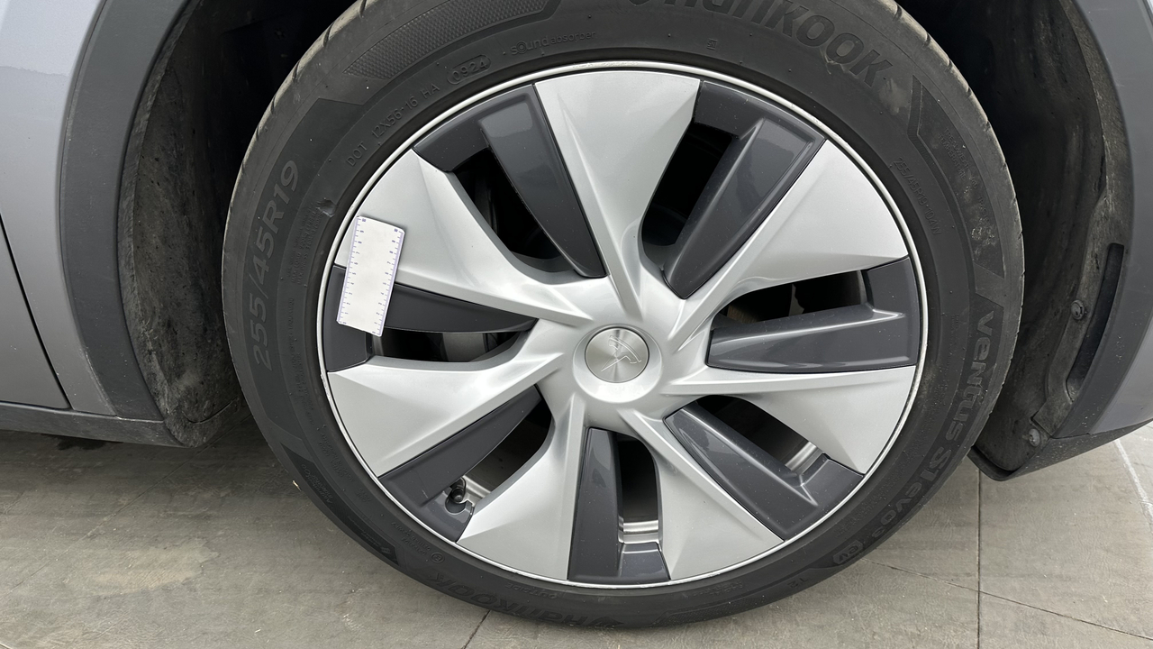 Tesla MODEL Y Standard RWD — photo 32