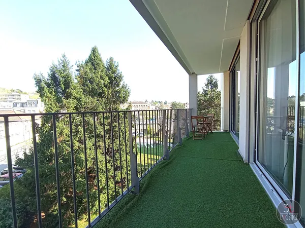 APPARTEMENT FAMILIAL COMPLET PLEIN COEUR DU VILLAGE