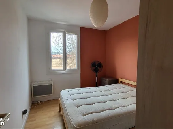 Loue chambre dans maison avec jardin