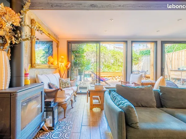 À vendre belle échoppe en pierre à BORDEAUX quartier Croix Blanche 3 chambres vaste séjour jardin et