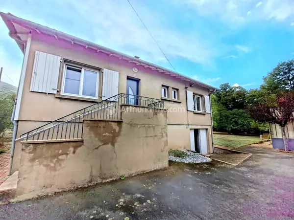 Maison sur 2000m² de terrain avec dépendance