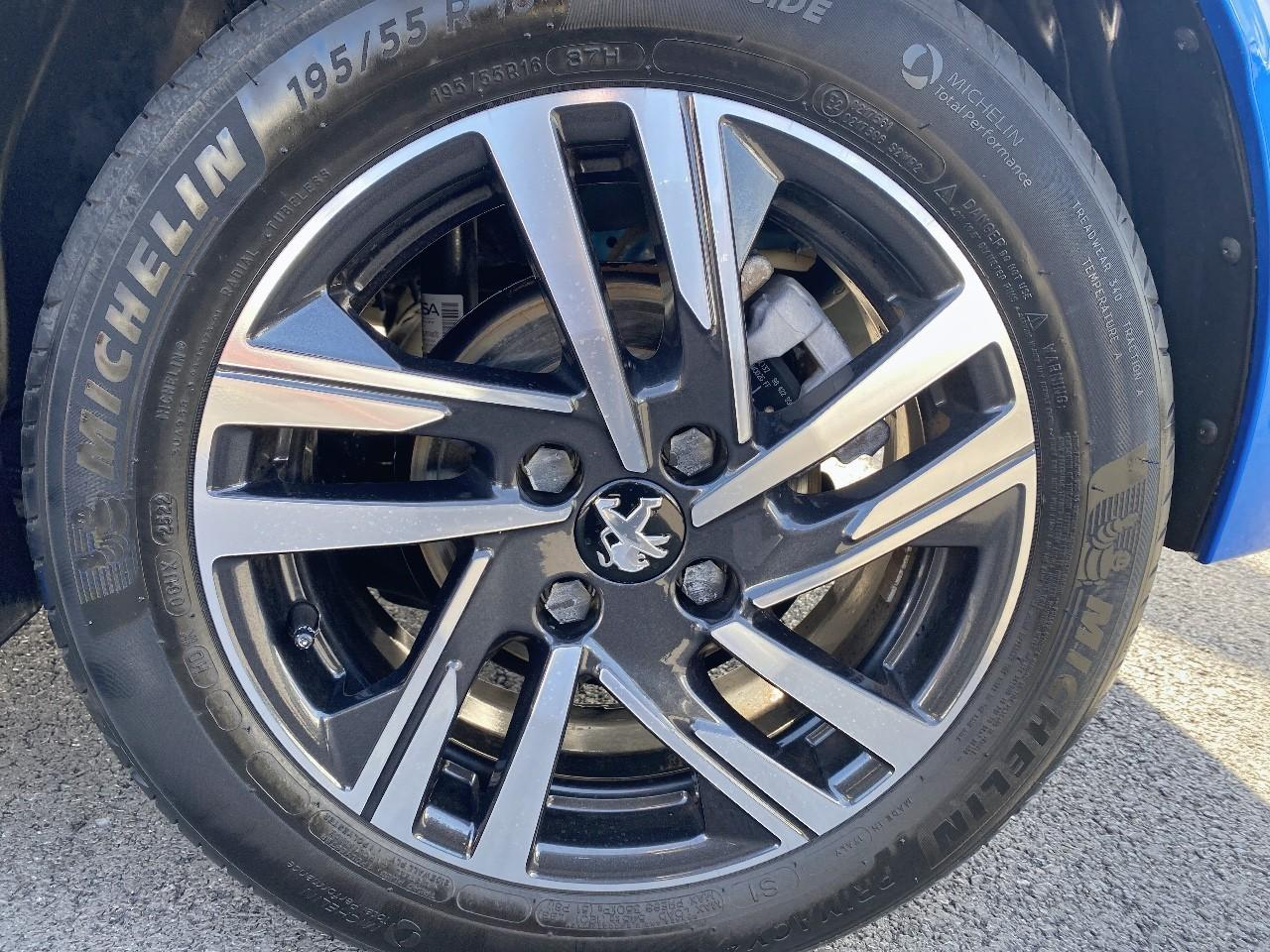 Peugeot 208 1.2 puretech 100ch s&s allure — photo 11