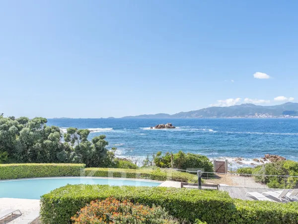 Villa d'exception avec accès direct à une plage privée et panorama à couper le souffle