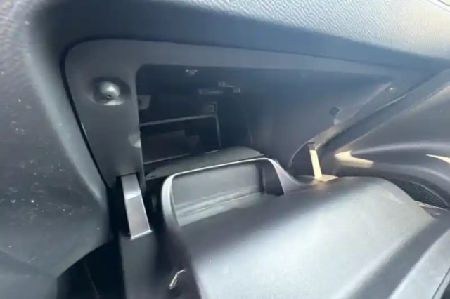 Peugeot 2008 hybrid 145 e-dcs6 — photo 28