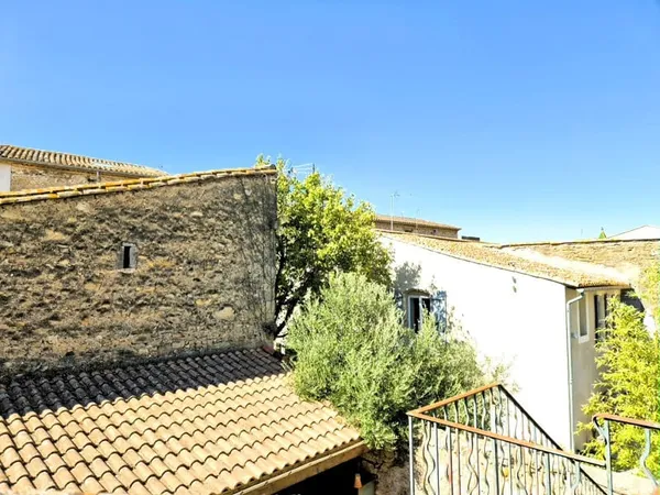 MAISON DE VILLE A RENOVER AVEC GRAND GARAGE, COUR ET TERRASS