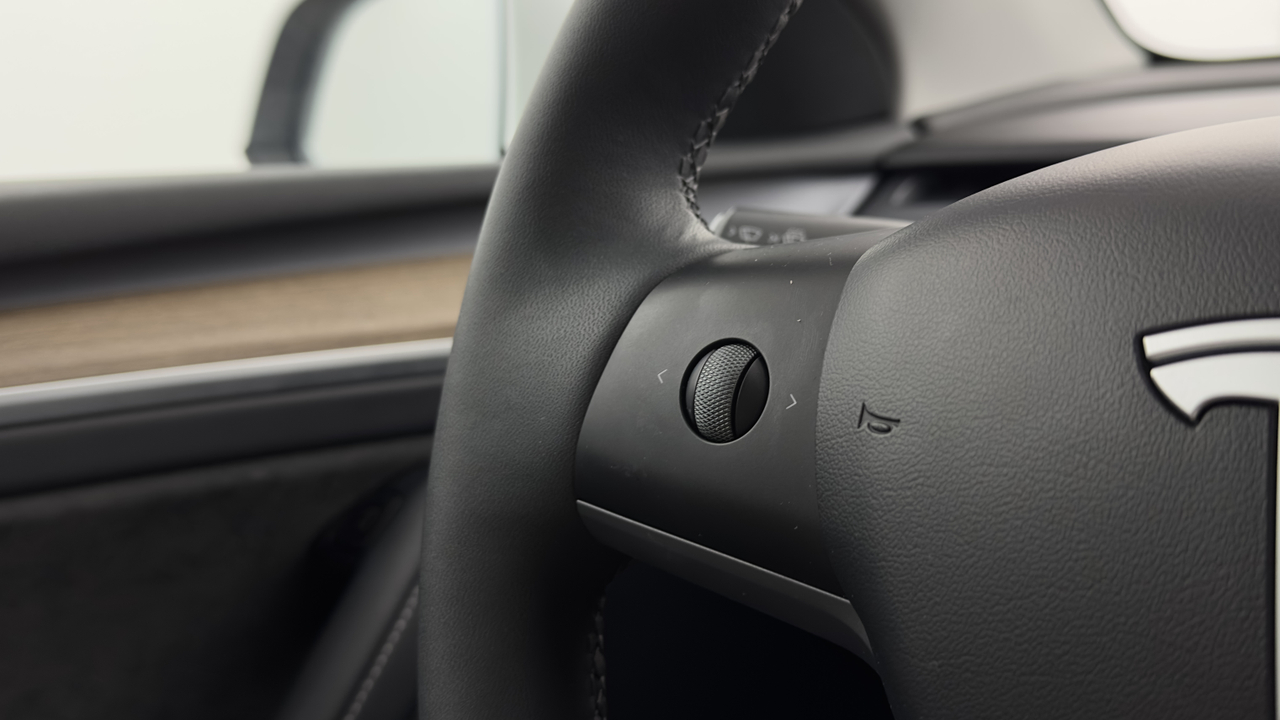 Tesla MODEL Y Standard RWD — photo 13