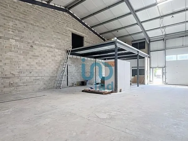 Local 300 m² PRINGY