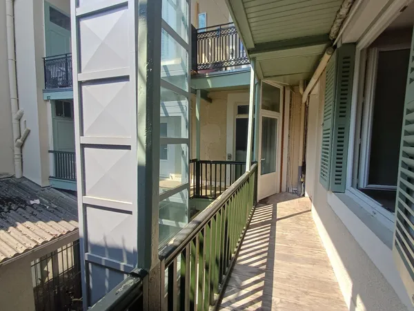 - PAU - PLACE CLEMENCEAU - T2 de 45 m2 avec BALCON -