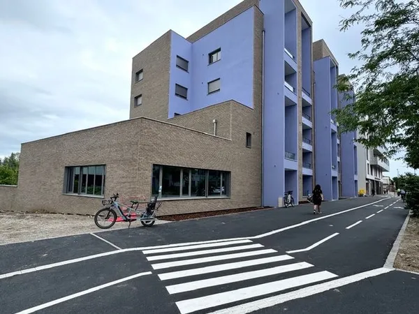 Local professionnel 117 m² - Écoquartier Danube - 2 vitrines + parking