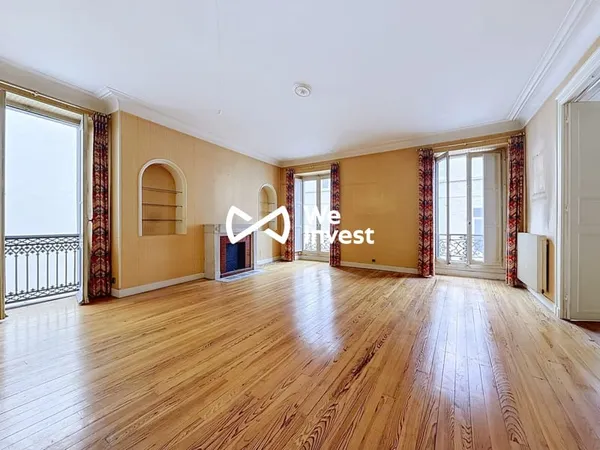 Appartement T4 de 117 m² avec balcon et garage en centre-ville