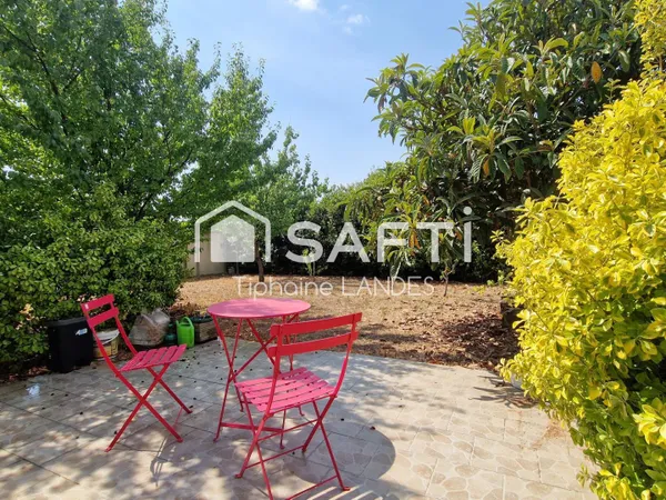 Maison de plain-pied avec jardin arboré.