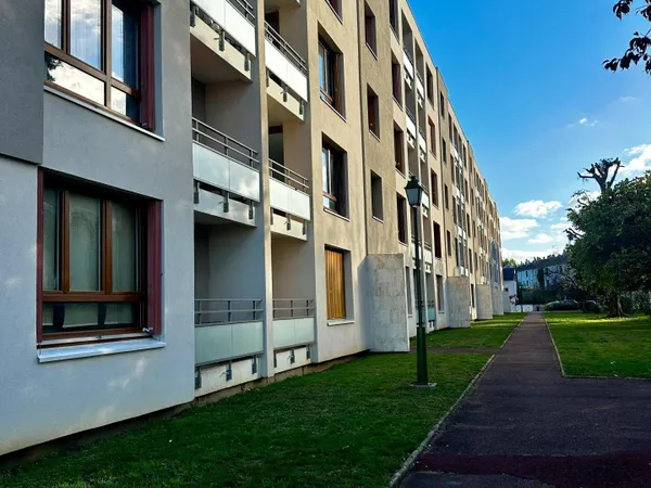 Appartement en résidence avec 3 chambres, garage et cave