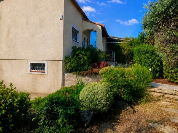 Villa de 160m2, 6 pièces, avec piscine, parcelle 700m2