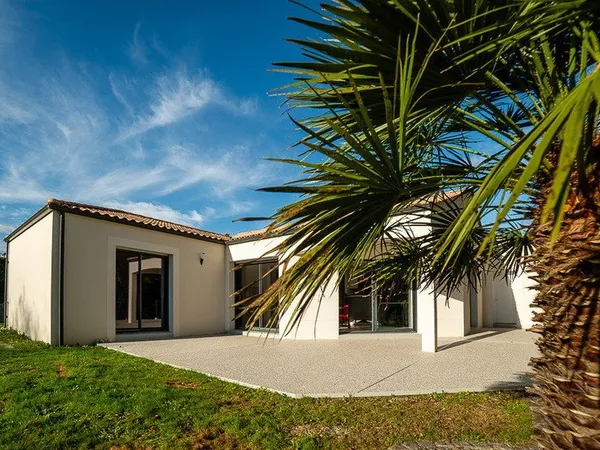 Aubigny (85430), maison contemporaine plain-pied, 4 chambres, 733 m² jardin