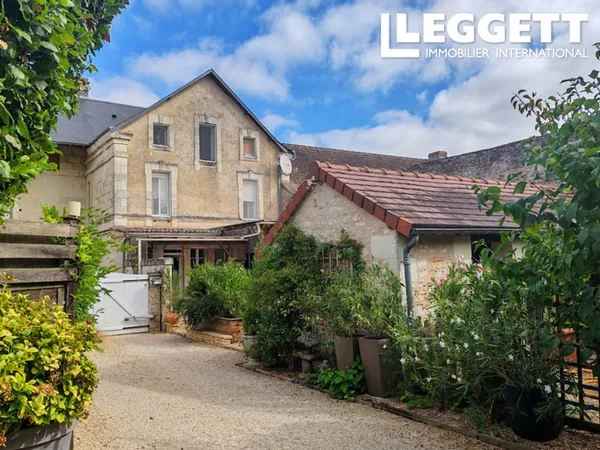 Maison rénovée avec goût, offrant 4 chambres et des beaux espaces à vivre à l'intérieur comme à l'ex