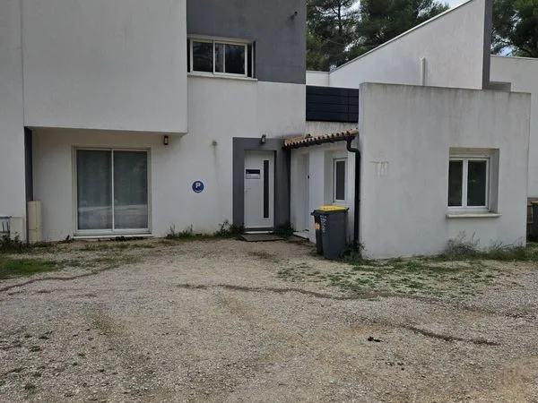 Maison Californienne de 103m² mitoyenne en duplex, avec une seconde entrée indépendante, terrasse, j